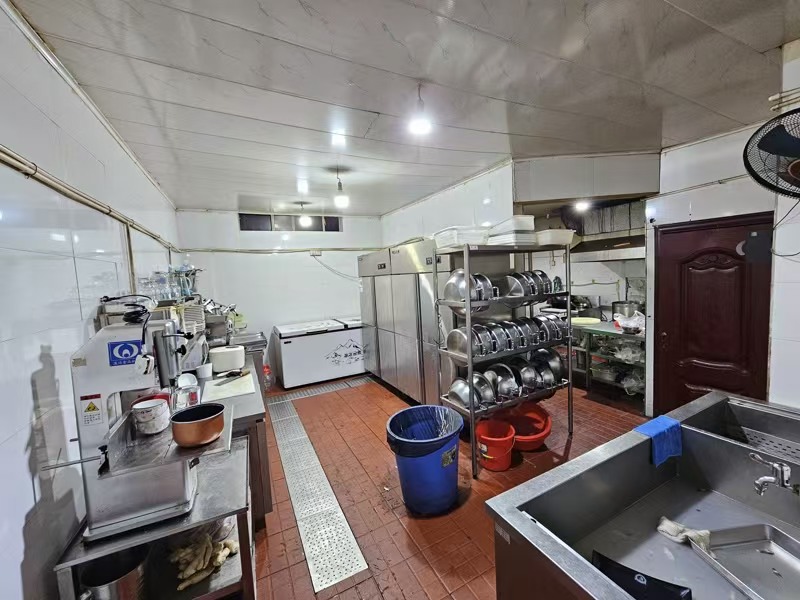 好运转(渝小牛鲜牛肉火锅)餐饮专区纯一层260㎡餐饮店转让、燃气已通