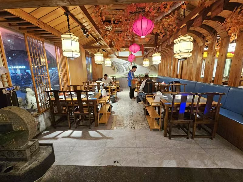 好运转(渝小牛鲜牛肉火锅)餐饮专区纯一层260㎡餐饮店转让、燃气已通