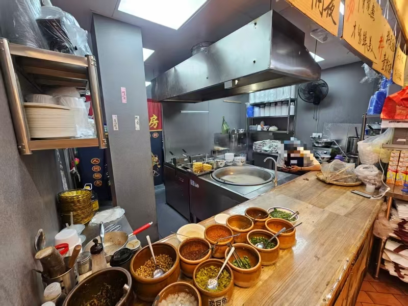 好运转(乔杉杉生烫牛肉米线)城区十字路口超大正拐角100㎡小吃店转让