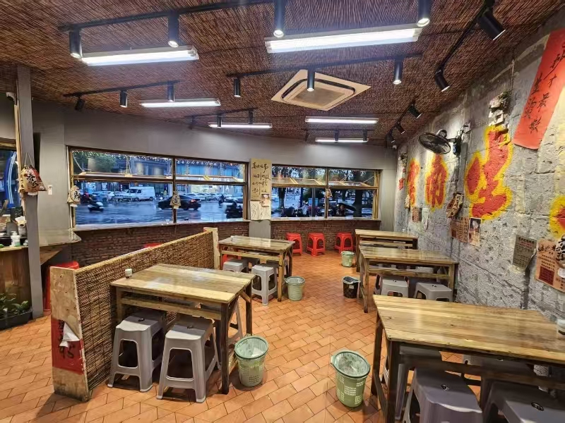 好运转(乔杉杉生烫牛肉米线)城区十字路口超大正拐角100㎡小吃店转让