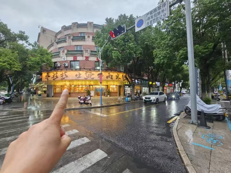 好运转(乔杉杉生烫牛肉米线)城区十字路口超大正拐角100㎡小吃店转让