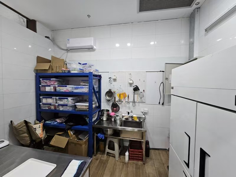 好运转(拾伍烘焙)大型商场‘肯德基旁’进出口第一家56㎡店铺转让