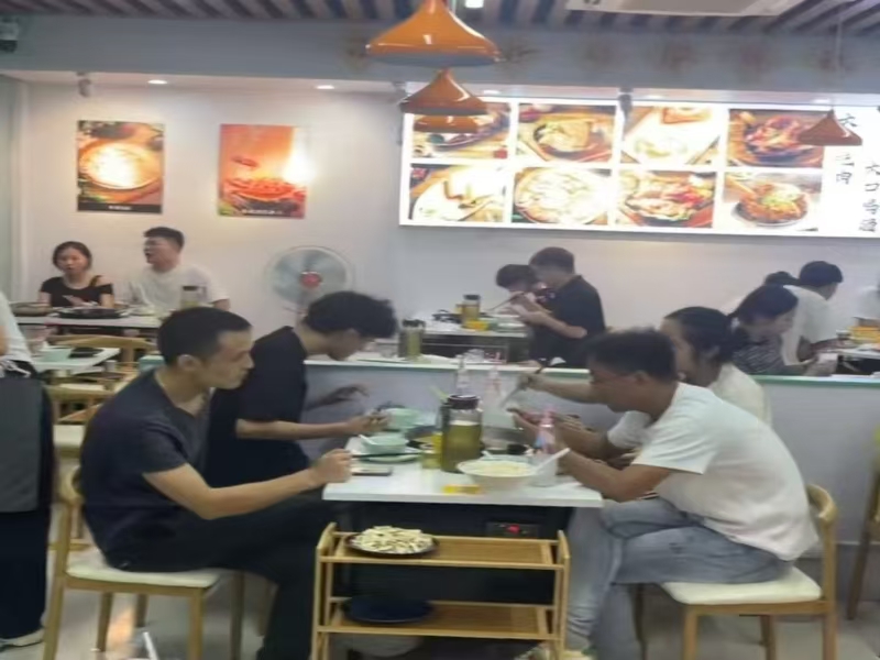 好运转(牛肉馆转让)餐饮街纯一层120平精装餐饮店转让48000