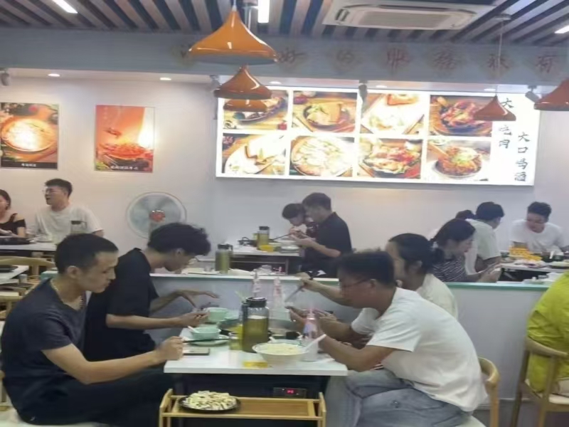 好运转(牛肉馆转让)餐饮街纯一层120平精装餐饮店转让48000