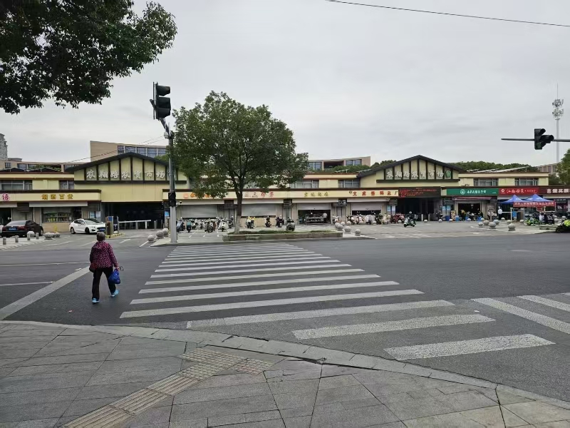 好运转(新镇南超市)菜场门口、十字路口、超大拐角超市转让、营收2万左右