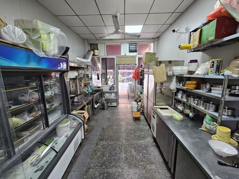 好运转(老味地锅鸡)工业重镇、大型夜市附近、纯一层3间门面餐饮旺铺转让