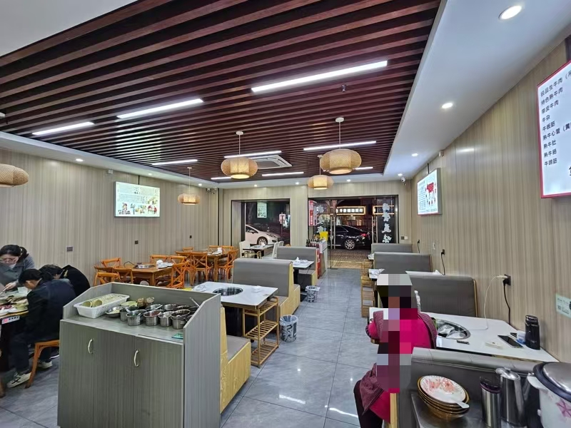 好运转(兴旺黄牛肉火锅)城区餐饮街纯一层100平餐饮店转让、隔壁饭点都排队