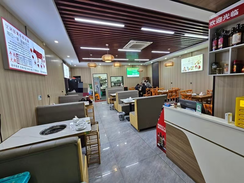 好运转(兴旺黄牛肉火锅)城区餐饮街纯一层100平餐饮店转让、隔壁饭点都排队