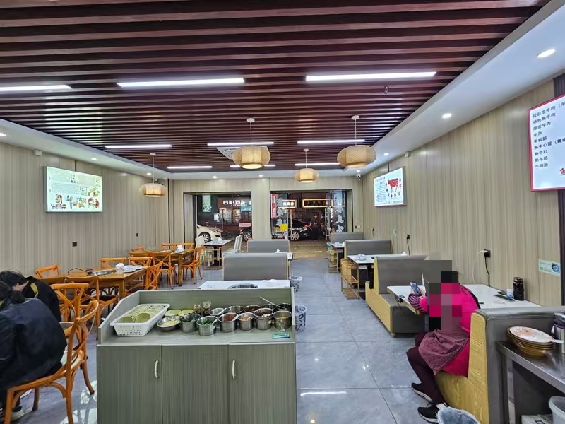 好运转(兴旺黄牛肉火锅)城区餐饮街纯一层100平餐饮店转让、隔壁饭点都排队