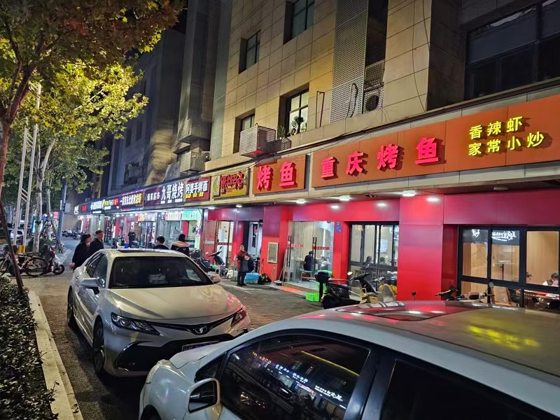 好运转(兴旺黄牛肉火锅)城区餐饮街纯一层100平餐饮店转让、隔壁饭点都排队