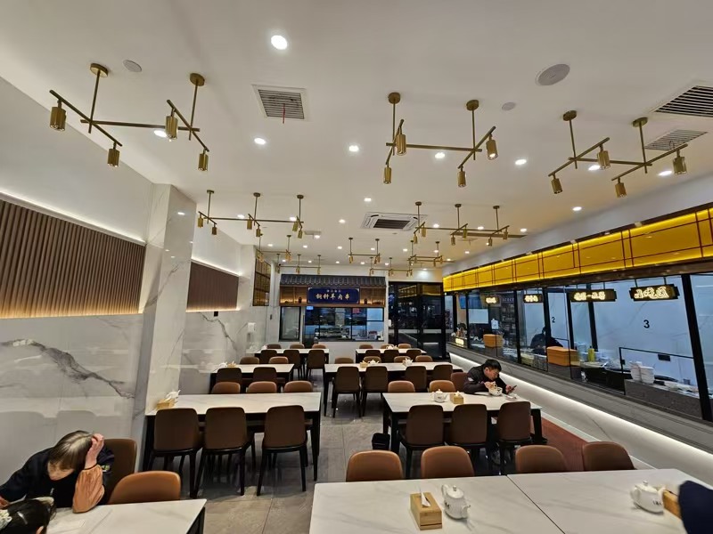 好运转(豪装餐饮店转让)嘉兴主城区蕞繁华段360平餐饮店转让,营收1.2万+/天