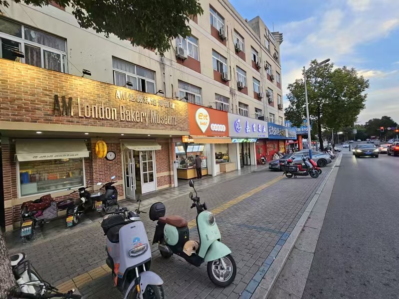 好运转（AM伦敦烘焙店）镇中心十字路口旁、小学门口、蛋糕烘焙店转让