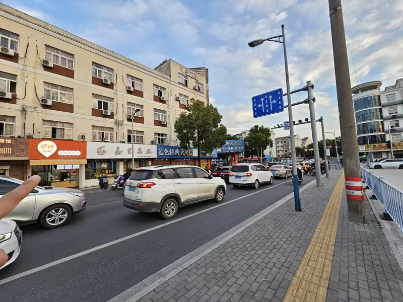 好运转(巴比手工鲜肉包)十字路口旁、小学门口早餐店转让、能做2000+