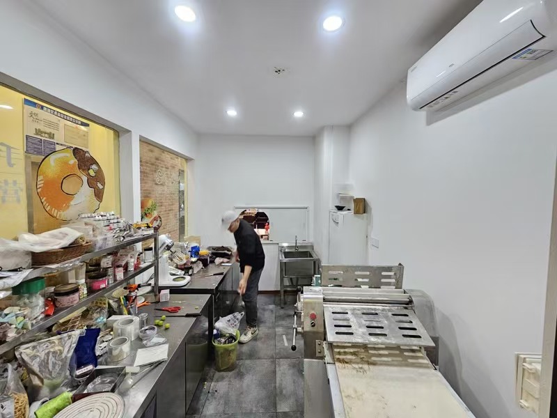 好运转（AM伦敦烘焙店）镇中心十字路口旁、小学门口、蛋糕烘焙店转让