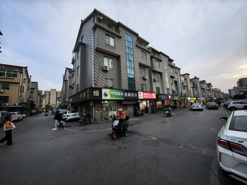 好运转（叁秋烧烤）明珠小区拐角处纯一层100㎡  精装烧烤店转让