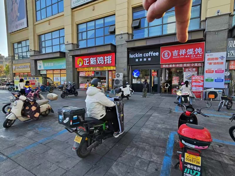 好运转(吉祥馄饨)品牌店聚集段、中心位置、40平小吃店转让
