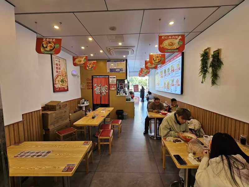 好运转(吉祥馄饨)品牌店聚集段、中心位置、40平小吃店转让