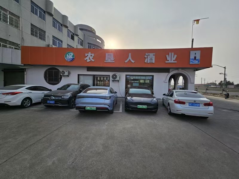 好运转(农垦人酒业)大拐角纯一层97平 店面转让、餐饮除外业态不限