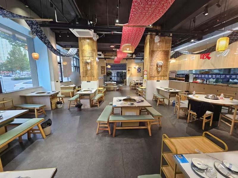 好运转(酸汤黄牛肉火锅)毛衫基地工业重镇十字路口一层半350平火锅店转让