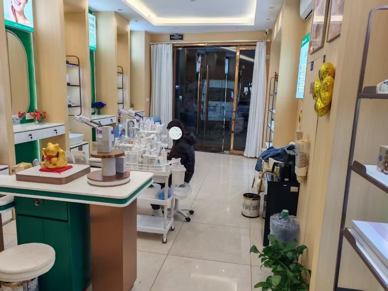 好运转(白白兔祛斑美白)南湖区万达广场、成熟小区、美食街、美容店转让