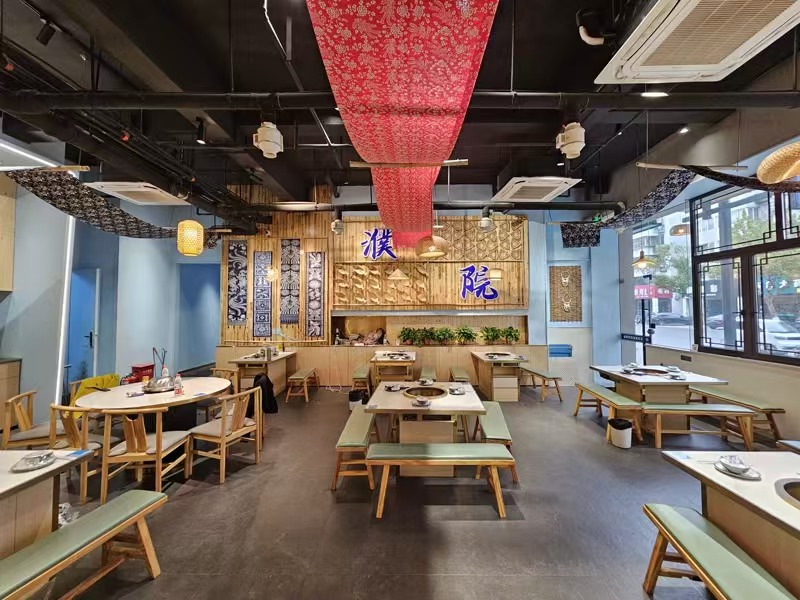 好运转(酸汤黄牛肉火锅)毛衫基地工业重镇十字路口一层半350平火锅店转让