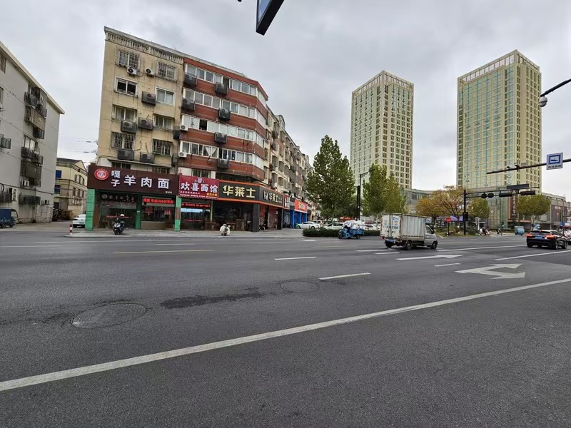 好运转(酸汤黄牛肉火锅)毛衫基地工业重镇十字路口一层半350平火锅店转让