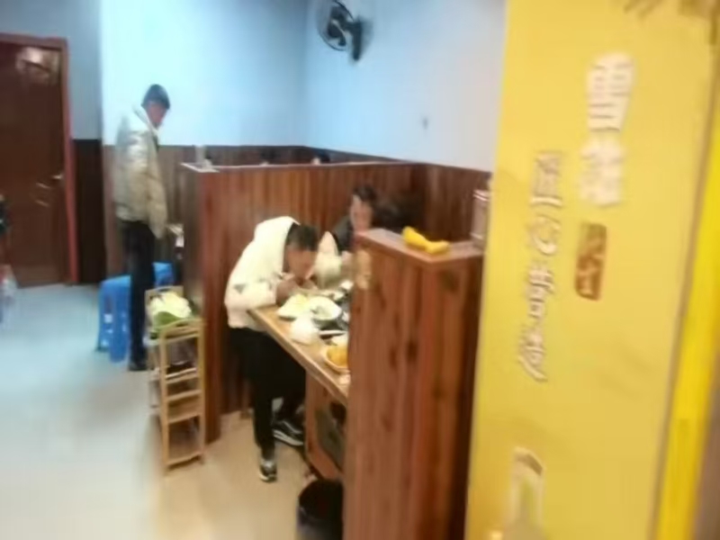 好运转(聚友楼地锅鸡)餐饮专区纯一层200多㎡地锅鸡餐饮店转让、房租3000/月