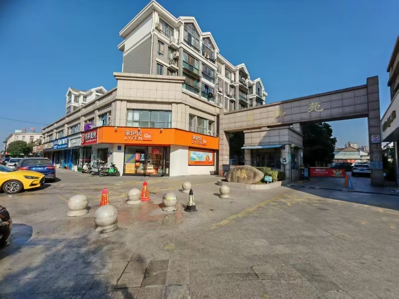 好运转(来伊份)成熟小区、美食街、小学对面零食店转让【可空转】