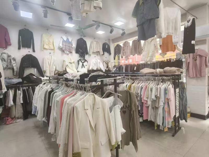 好运转(雪儿服饰)桐乡小蜜蜂空店转让