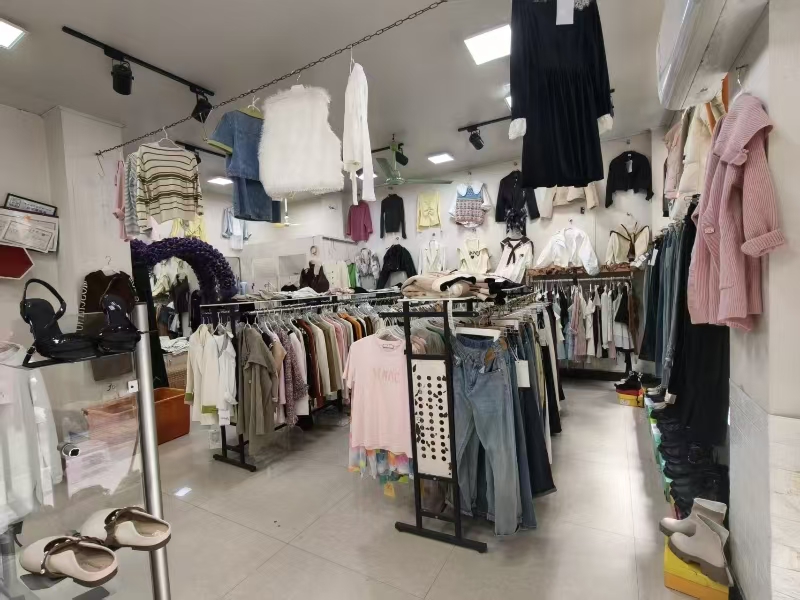 好运转(雪儿服饰)桐乡小蜜蜂空店转让