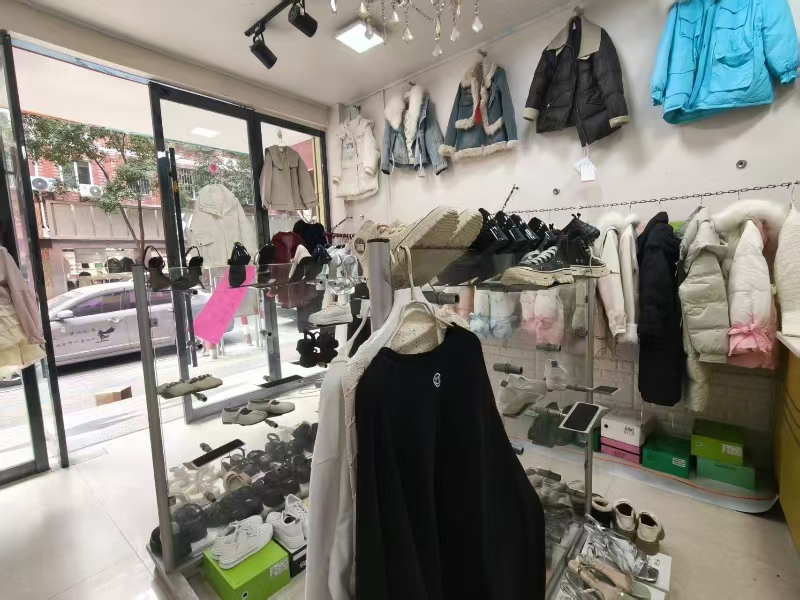 好运转(雪儿服饰)桐乡小蜜蜂空店转让