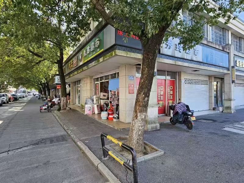 好运转（秀玲超市）入口第一家超市出租、已开了十八九年了