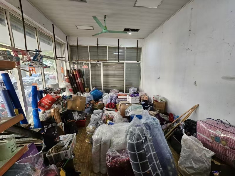 好运转（秀玲超市）入口第一家超市出租、已开了十八九年了