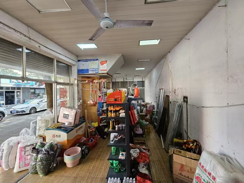 好运转（秀玲超市）入口第一家超市出租、已开了十八九年了