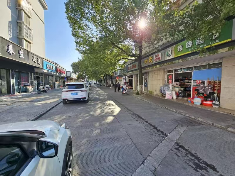 好运转（秀玲超市）入口第一家超市出租、已开了十八九年了