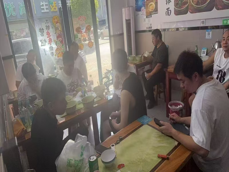 好运转(牛牛钵钵面)餐饮美食街开放式小区50平面馆转让(房租1900/月)