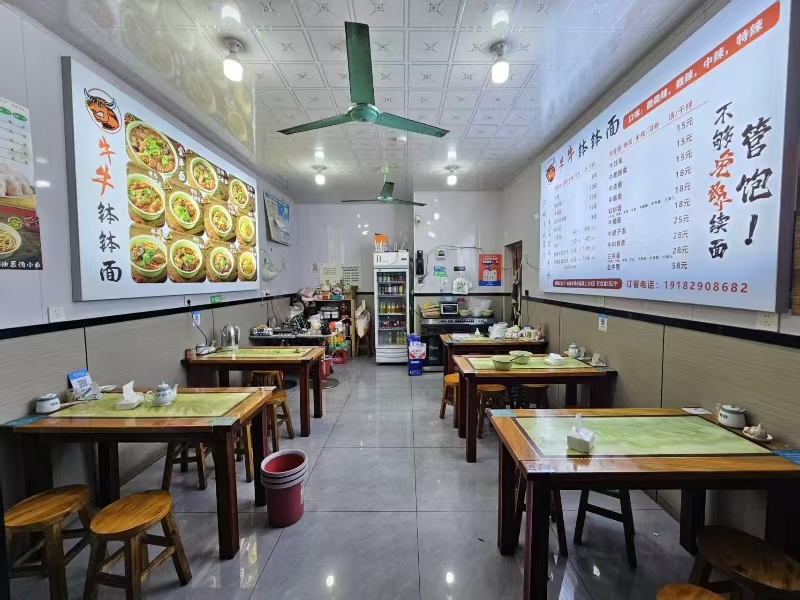 好运转(牛牛钵钵面)餐饮美食街开放式小区50平面馆转让(房租1900/月)