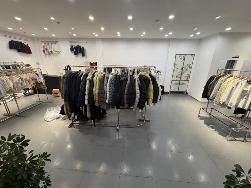 好运转(两朵FA)秀洲区洪合纯一层90平服装店转让可做餐饮业态不限