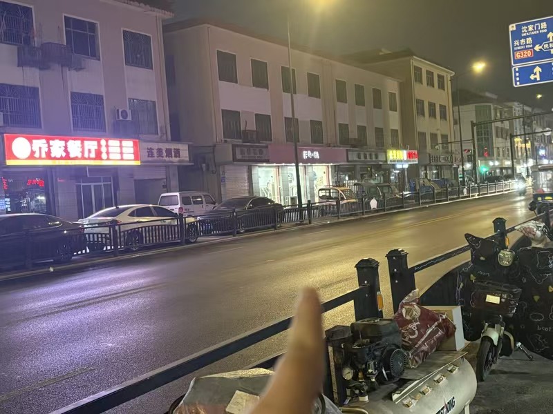 好运转(两朵FA)秀洲区洪合纯一层90平服装店转让可做餐饮业态不限