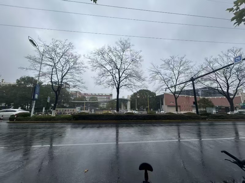 好运转（巴弟鸡排）桐乡市校场东路661号，振东实验中小学对面餐饮一条街，33㎡鸡排店转让、