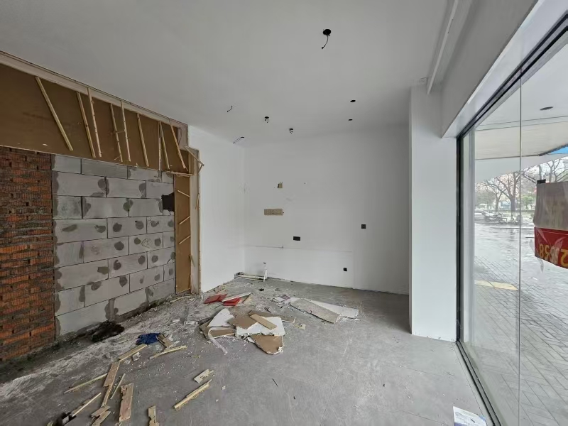 好运转(鼎弘装饰)海宁联合路双小区门口旁100平商铺出租