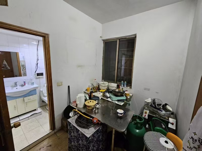 好运转（鸡柳.年糕.薯条）品牌店旁.80平小吃店转让、房租1500/月