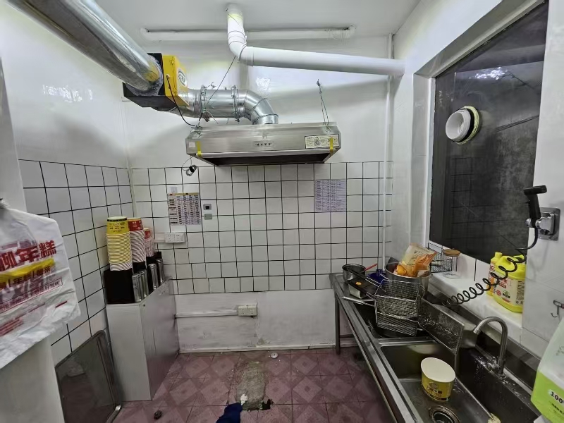 好运转（鸡柳.年糕.薯条）品牌店旁.80平小吃店转让、房租1500/月