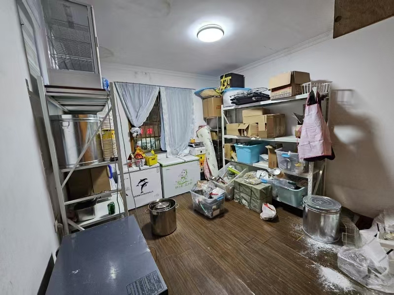 好运转（鸡柳.年糕.薯条）品牌店旁.80平小吃店转让、房租1500/月