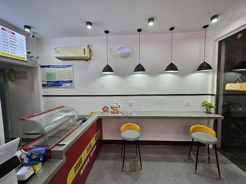 好运转（鸡柳.年糕.薯条）品牌店旁.80平小吃店转让、房租1500/月