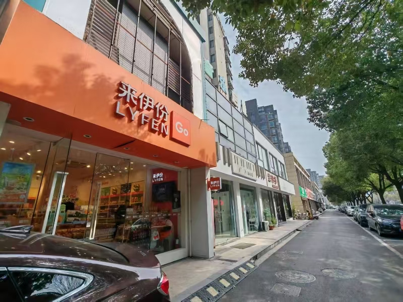 好运转（来伊份）学校、成熟小区门口小吃店转让