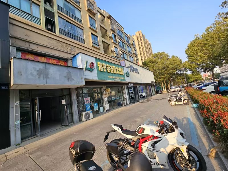 好运转(海宁100㎡商铺出租)海宁一中旁、小区门口边、唯独一间空铺出租