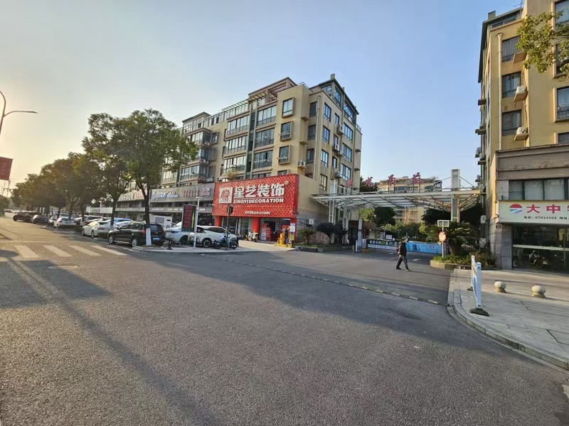 好运转(海宁100㎡商铺出租)海宁一中旁、小区门口边、唯独一间空铺出租