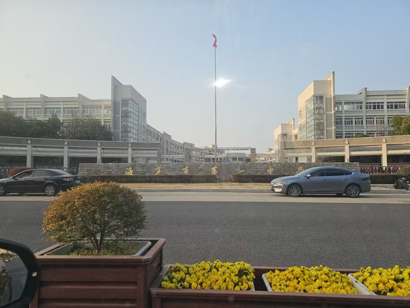 好运转(海宁100㎡商铺出租)海宁一中旁、小区门口边、唯独一间空铺出租