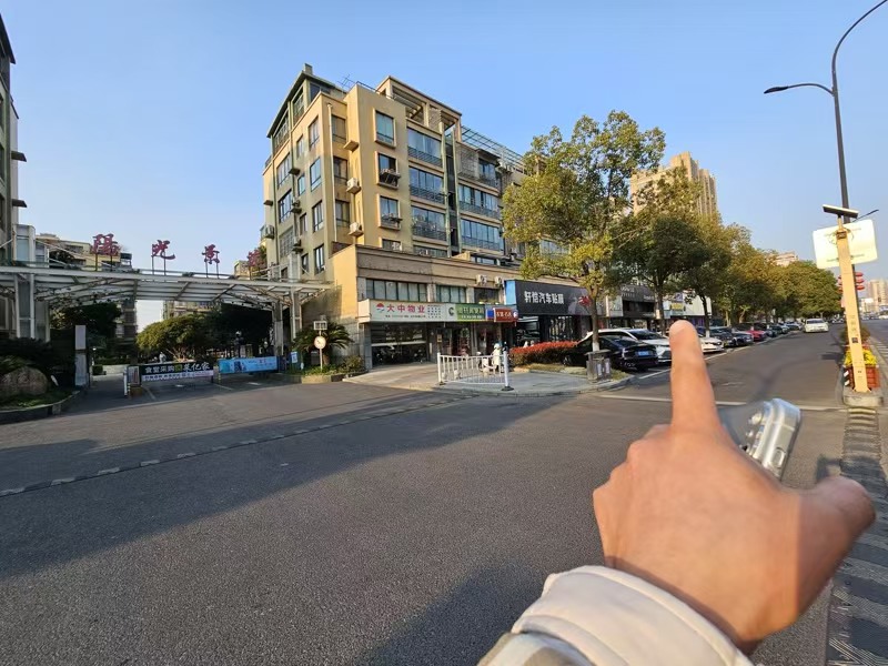 好运转(海宁100㎡商铺出租)海宁一中旁、小区门口边、唯独一间空铺出租